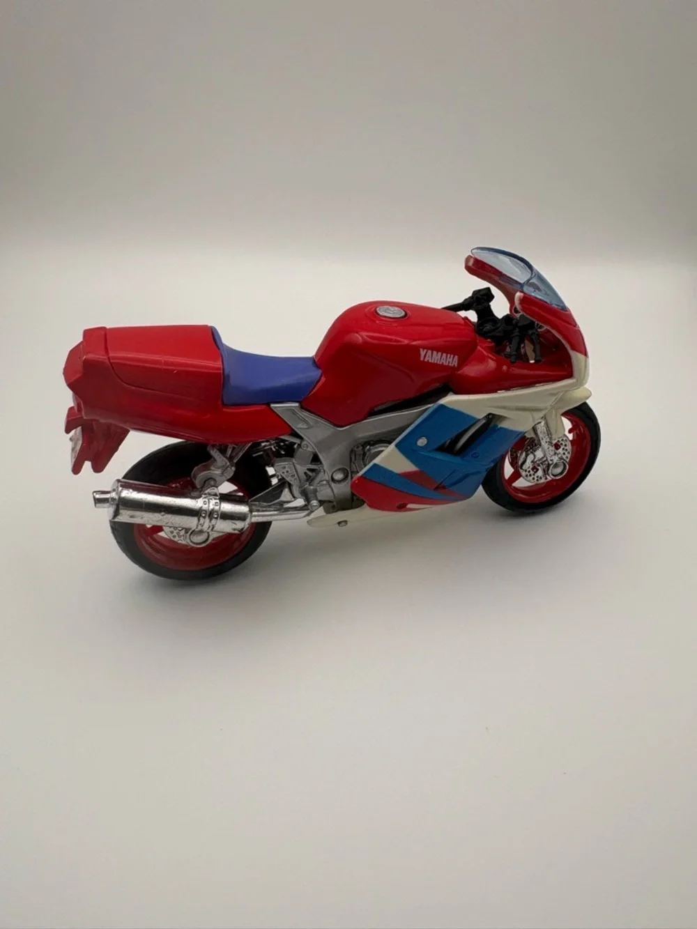 Maisto Special Edition Yamaha‎ FZR 600R Diecast Model Motorcycle Red White Blue